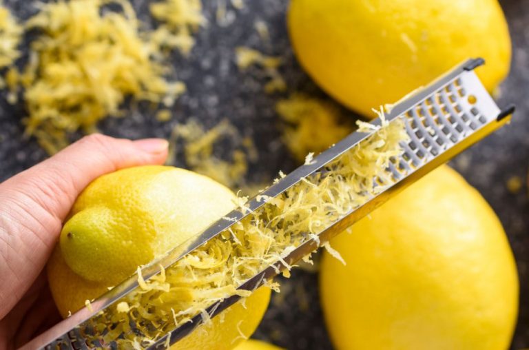 Can I Substitute Lemon Juice For Lemon Extract? (Answered) - We Are Baking